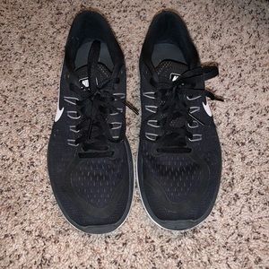 WOMENS BLACK NIKE TENNIS SHOES